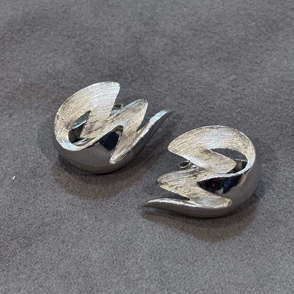 Vintage Crown Trifari Modernist Sculptural Ribbon Clip On Earrings Silver Tone